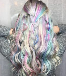 Holographic hair: Νέα τάση στο χρώμα μαλλιών